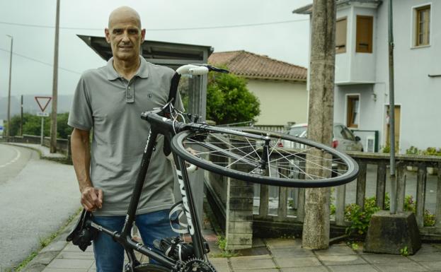 Díaz Zabala sostiene una de sus bicicletas, junto al hotel que regenta cerca de Santillana del Mar. 