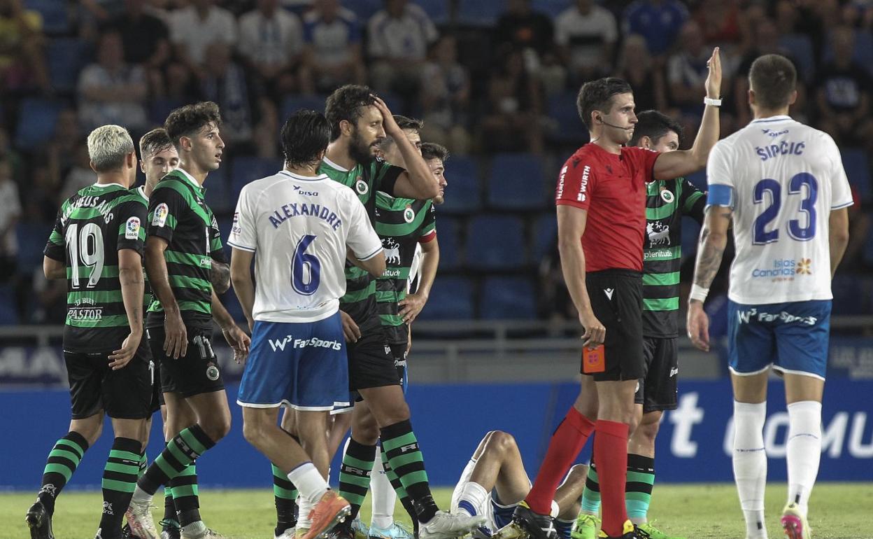 Los jugadores del Racing, cariacontecidos, tras la expulsión de Germán Sánchez en Tenerife. 