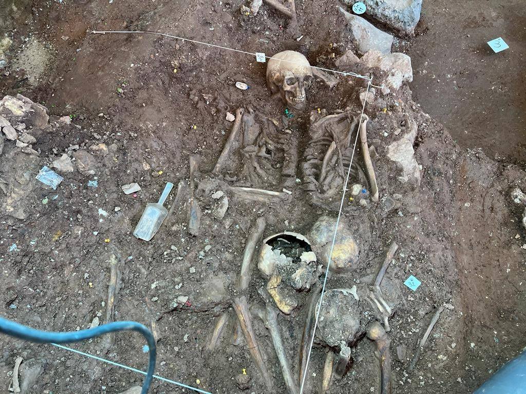 Parte de los restos humanos encontrados en la excavación.