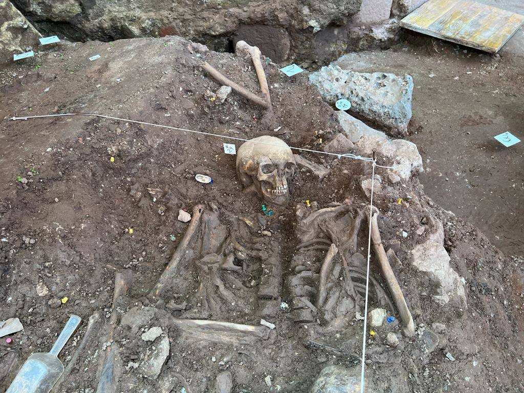 Otro de los esqueletos que han aparecido durante la excavación