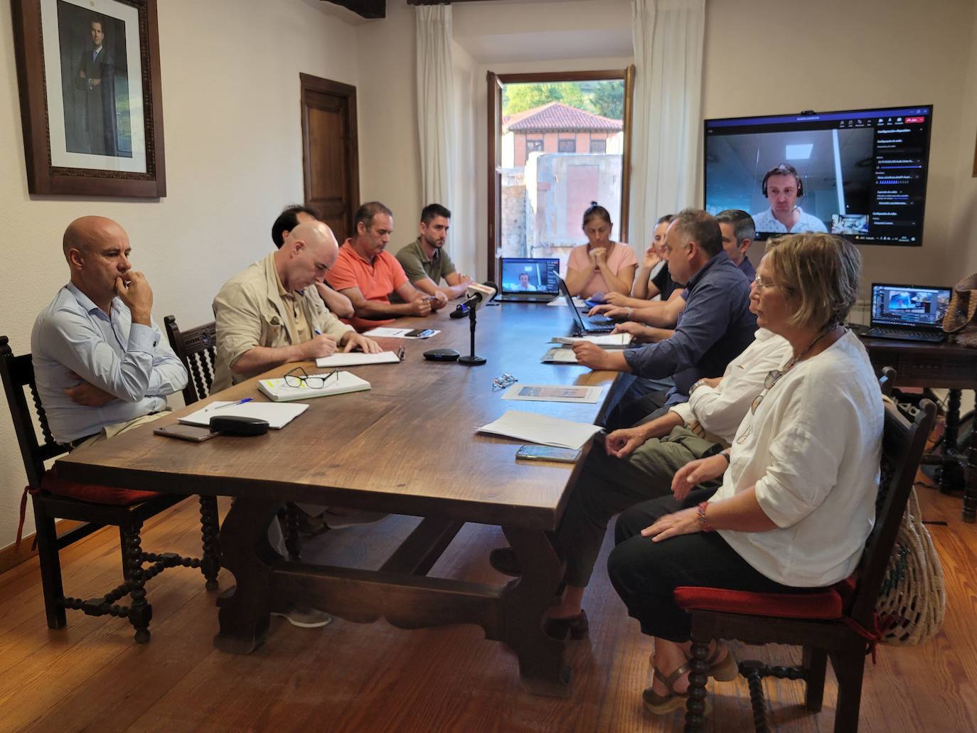 Fotos: Momentos de tensión a la salida de la reunión con la empresa de la planta de Biogás