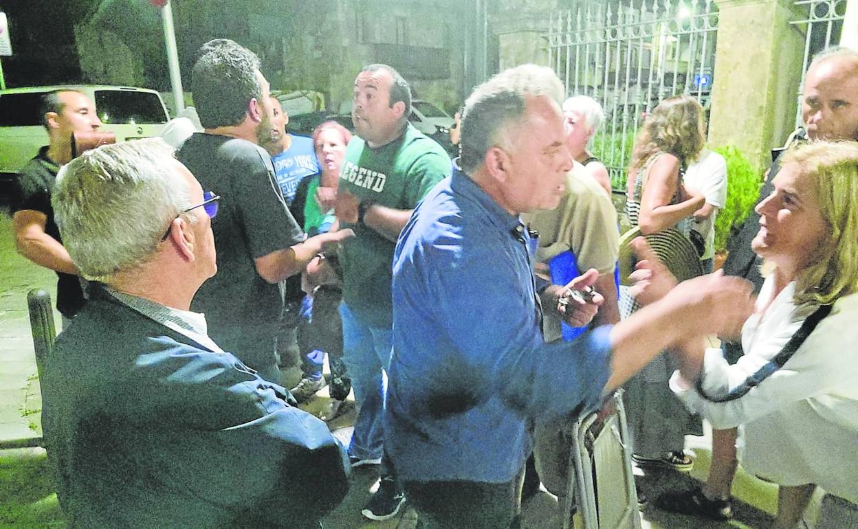 El alcalde, Víctor Reinoso (con camisa azul), a la salida de la reunión en el Ayuntamiento