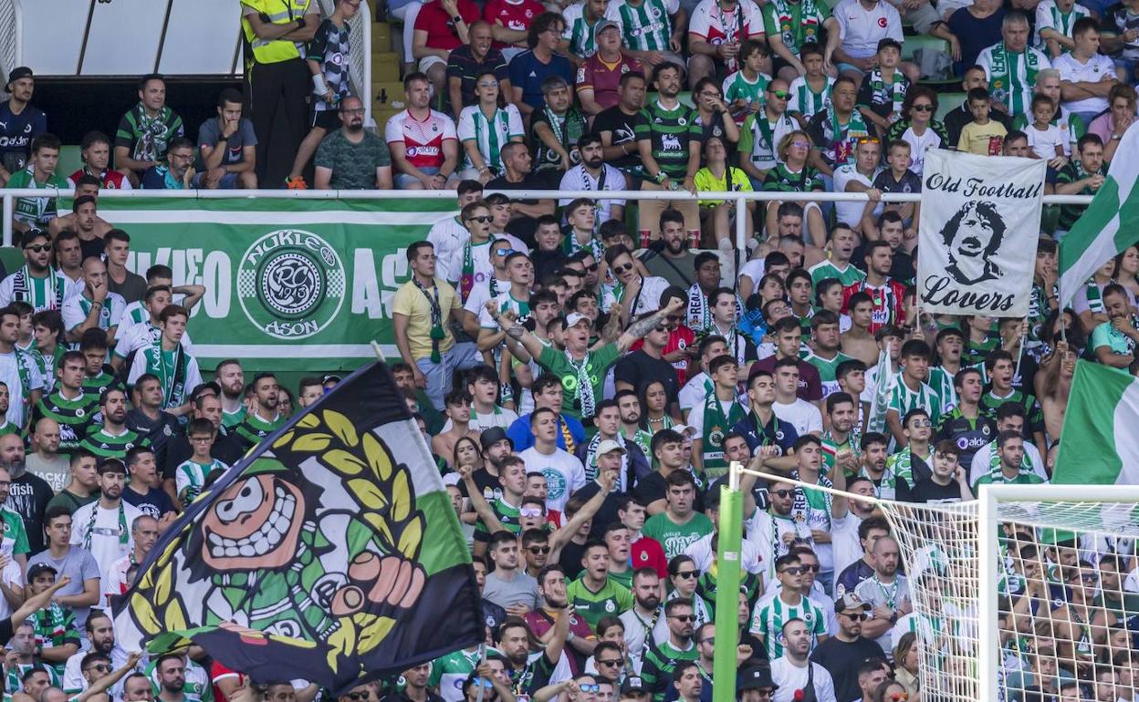 La afición del Racing agota las 1.000 entradas para Gijón