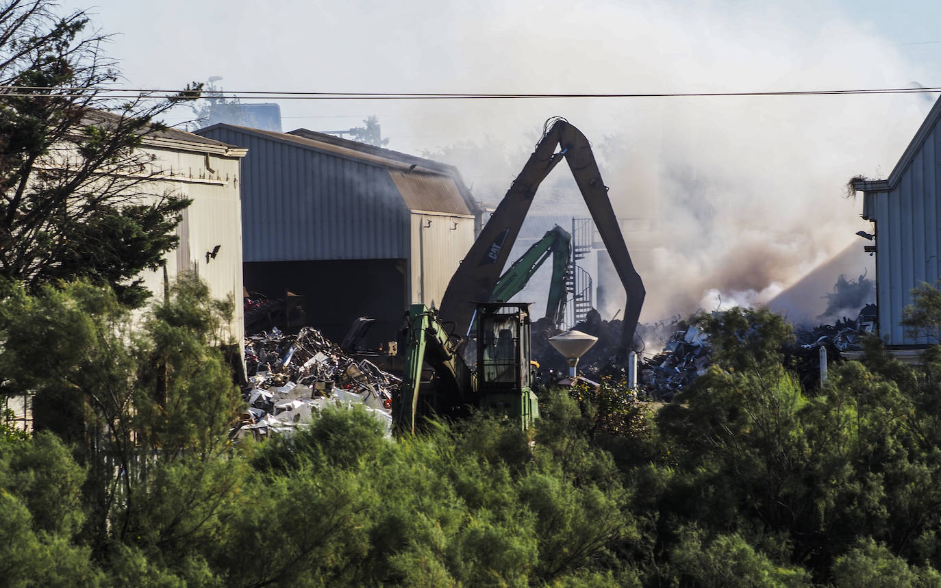 Fotos: Imágenes del operativo de extinción en la fábrica de tratamiento de residuos metálicos de Astillero