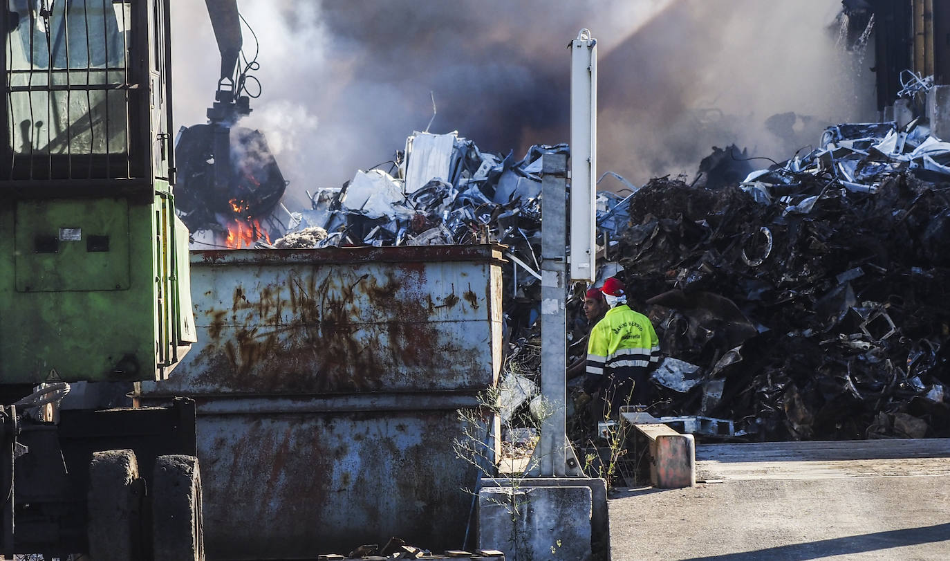 Fotos: Imágenes del operativo de extinción en la fábrica de tratamiento de residuos metálicos de Astillero