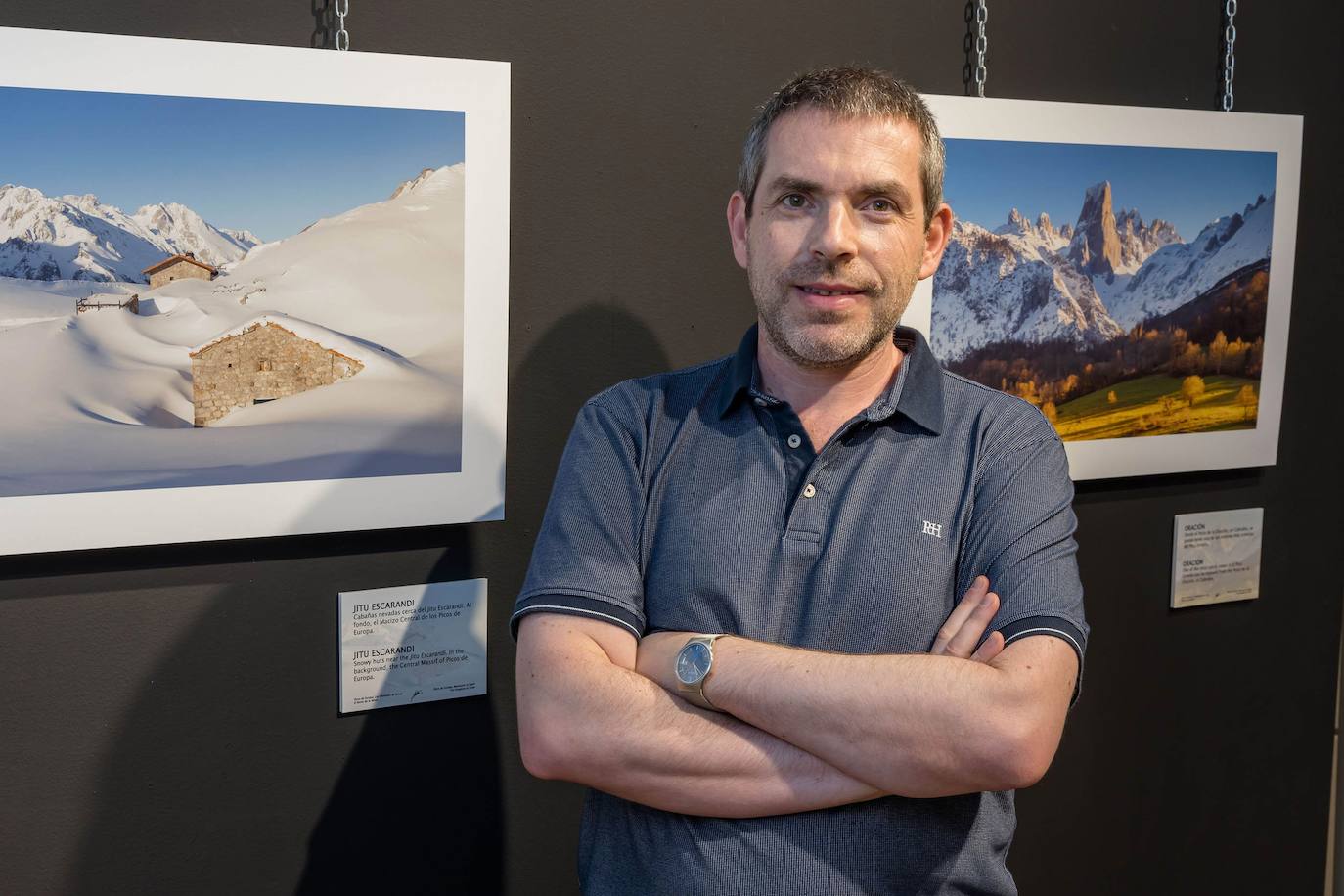 Este paseo fotográfico busca resaltar la fuerte y cautivadora personalidad de los Picos de Europa y, por eso, más que fotografías de paisajes de montaña, son retratos de montaña: gestos, instantes, guiños… "de un lugar con vida propia que es un auténtico tesoro".