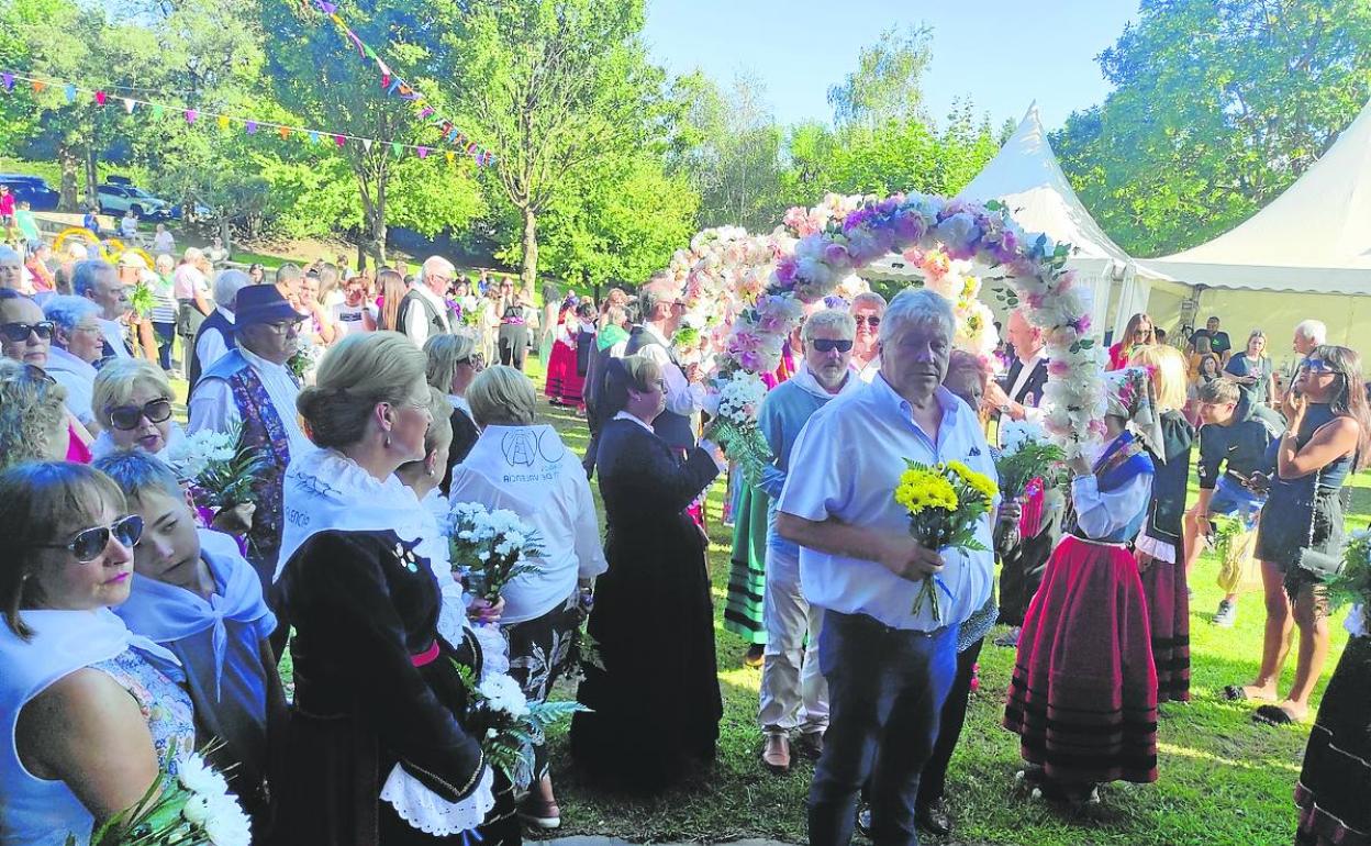 La ofrenda floral a la Virgen de Valencia reunió a varios centenares de personas en el santuario. s. i. 