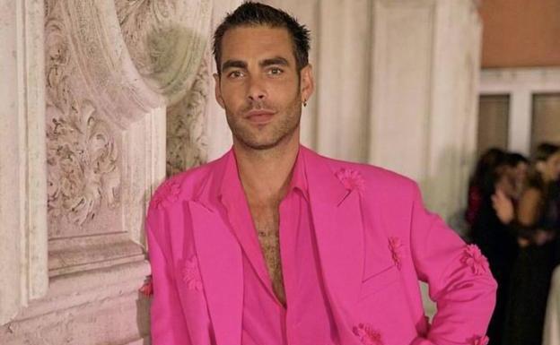 Imagen principal - El traje fucsia es el nuevo esmoquin: el estilismo viral de Jon Kortajarena en Venecia