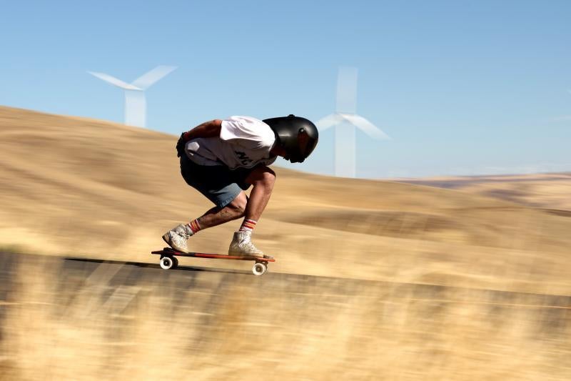 Los mejores patinadores del mundo se han dado cita este septiembre en Estados Unidos para celebrar el tradicional Maryhill Ratz Freeride. Un descenso que se lleva a cabo en el histórico Maryhill Loops Road, el primer suelo pavimentado del país norteamericano. El evento, que se celebra desde 2007, atrae a cientos de 'skaters', ciclistas y aficionados de todo el mundo