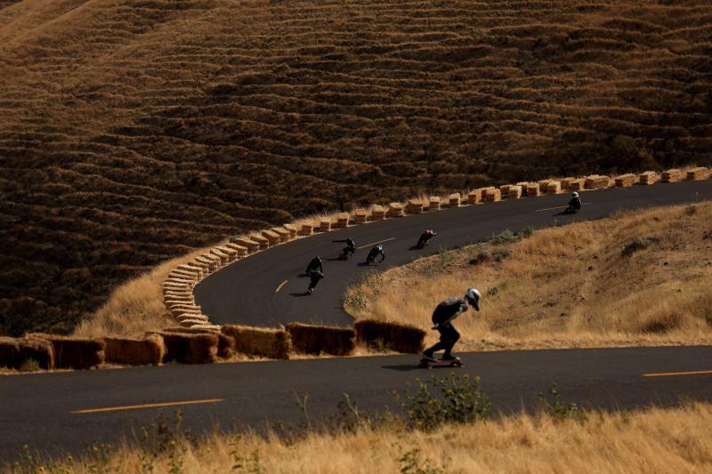 Los mejores patinadores del mundo se han dado cita este septiembre en Estados Unidos para celebrar el tradicional Maryhill Ratz Freeride. Un descenso que se lleva a cabo en el histórico Maryhill Loops Road, el primer suelo pavimentado del país norteamericano. El evento, que se celebra desde 2007, atrae a cientos de 'skaters', ciclistas y aficionados de todo el mundo