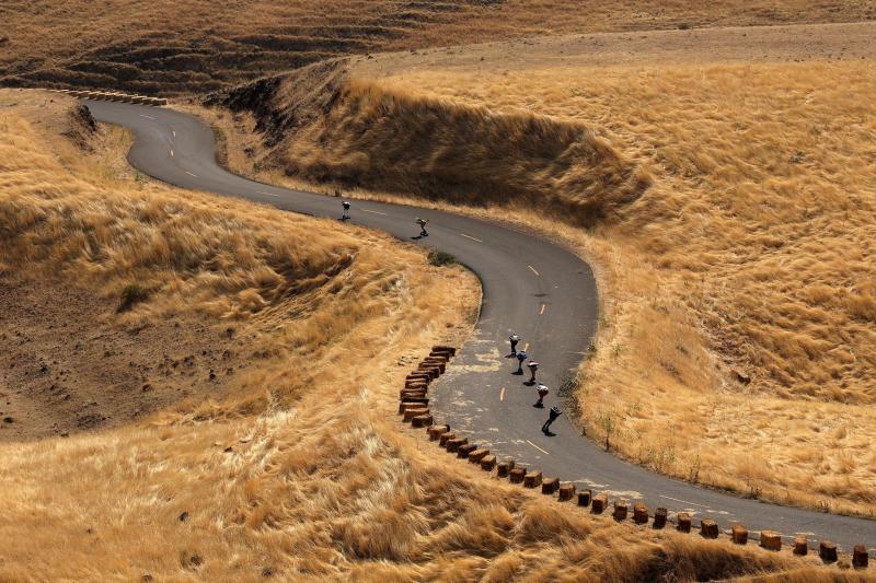 Los mejores patinadores del mundo se han dado cita este septiembre en Estados Unidos para celebrar el tradicional Maryhill Ratz Freeride. Un descenso que se lleva a cabo en el histórico Maryhill Loops Road, el primer suelo pavimentado del país norteamericano. El evento, que se celebra desde 2007, atrae a cientos de 'skaters', ciclistas y aficionados de todo el mundo