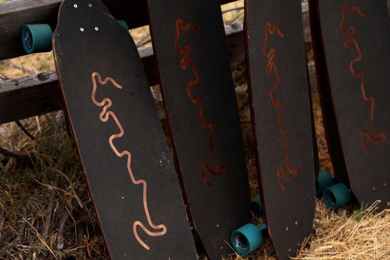 Los mejores patinadores del mundo se han dado cita este septiembre en Estados Unidos para celebrar el tradicional Maryhill Ratz Freeride. Un descenso que se lleva a cabo en el histórico Maryhill Loops Road, el primer suelo pavimentado del país norteamericano. El evento, que se celebra desde 2007, atrae a cientos de 'skaters', ciclistas y aficionados de todo el mundo