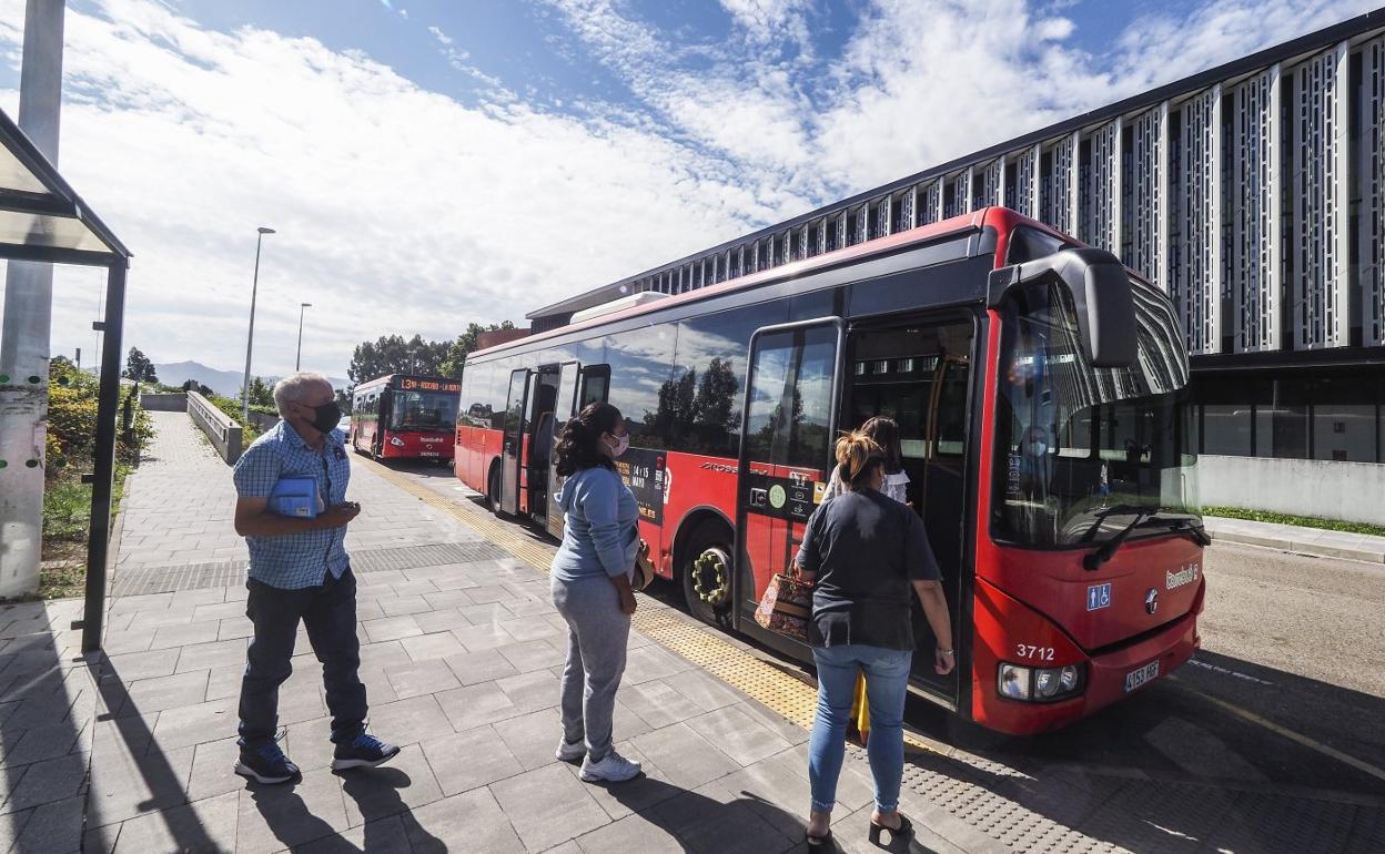 Usuarios acceden al Torrebús, uno de los servicios que serán incentivados con el nuevo sistema identificativo, ayer, en Torrelavega. 