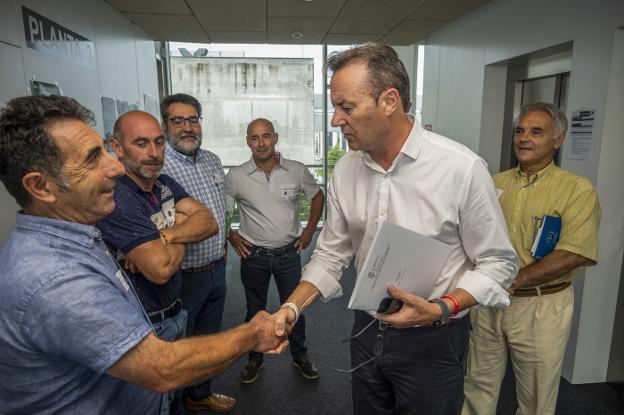 Alberto Pérez (UPA), Manuel Herrero y Raúl Guillarón (Asaja), Manuel Sainz (Aigas), el consejero Blanco y Gaspar Anabitarte (UGAM-COAG). 