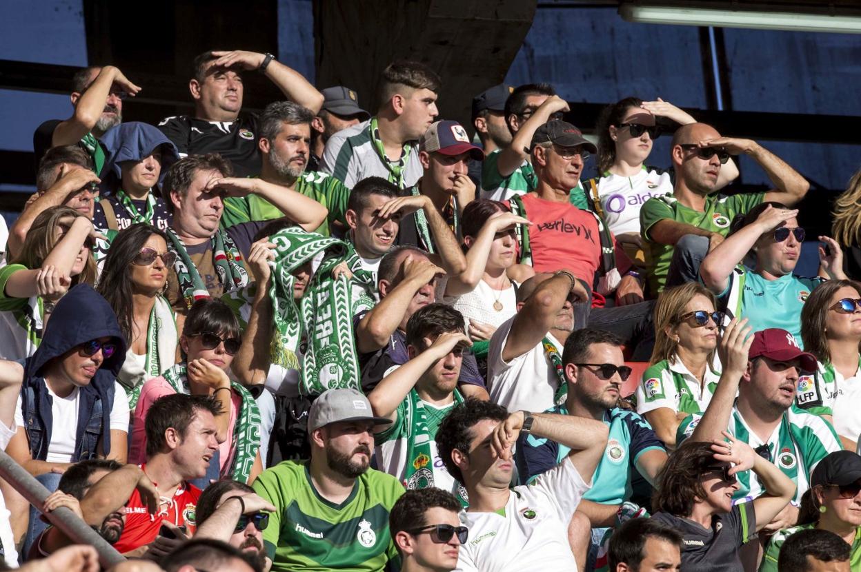 Aficionados racinguistas en El Molinón, en la visita de 2019.