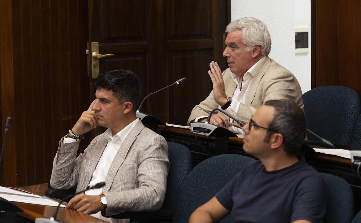 Daniel Fernández (PSOE), Néstor Serrano (PSOE) y José María Fuentes-Pila (PRC), en el Pleno. ¡