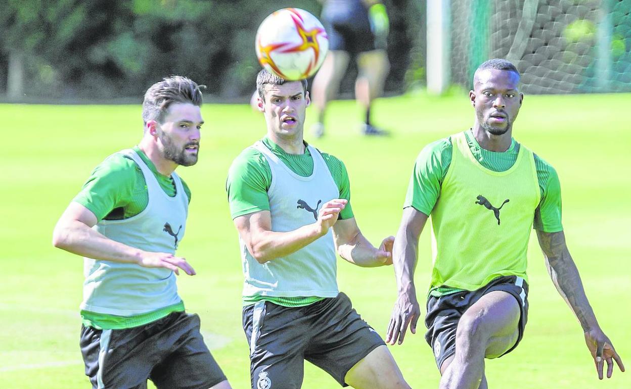 Cedric, a la derecha, durante un entrenamiento en La Albericia, junto a Eneko Satrústegui y Álvaro Mantilla.