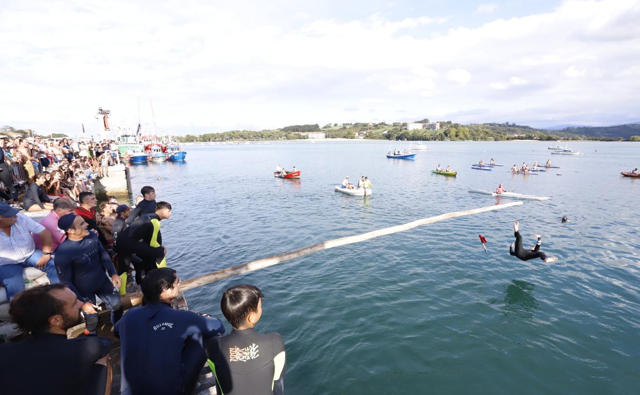 Las cucañas despertaron una gran expectación en el puerto