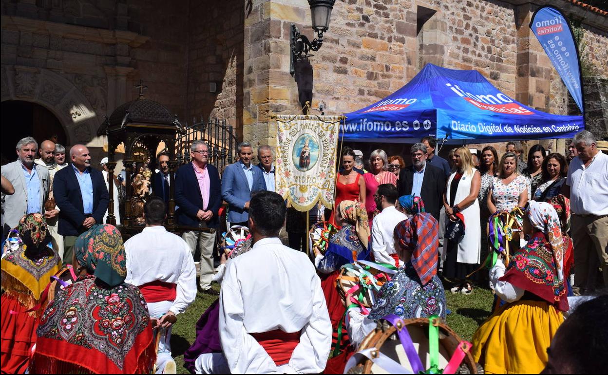 Vecinos y autoridades durante el acto central de la celebración en el santuario de Vioño.