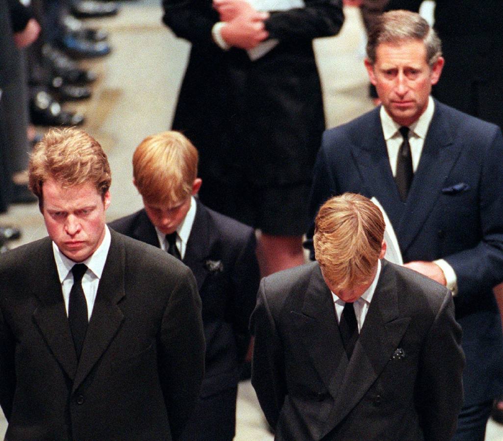 En el funeral de su esposa Diana de Gales.