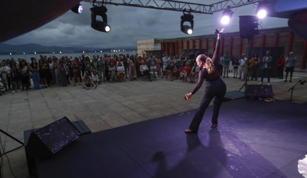  La bailaora Carmen Armengou inauguró el espacio con una pieza en homenaje a Carmen Amaya.