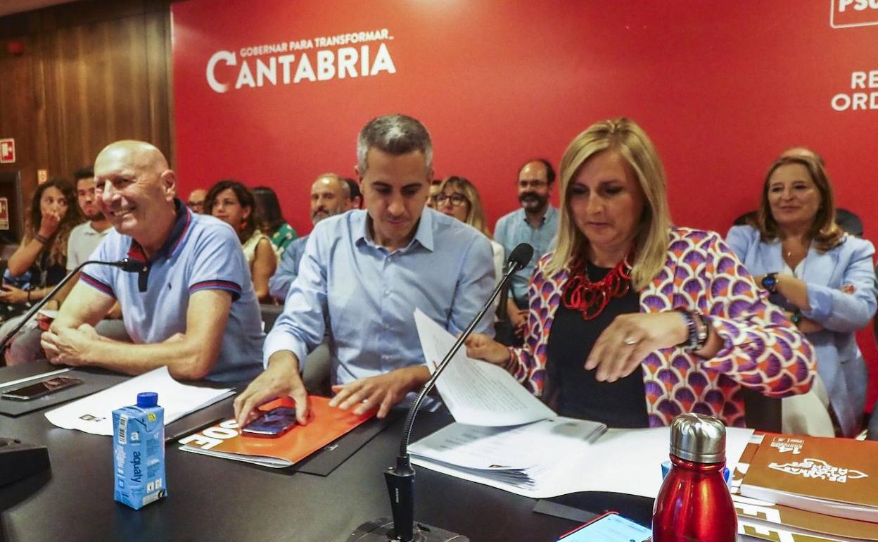 Zuloaga, en el centro, junto al presidente del PSOE de Cantabria y la secretaria de Organización. 