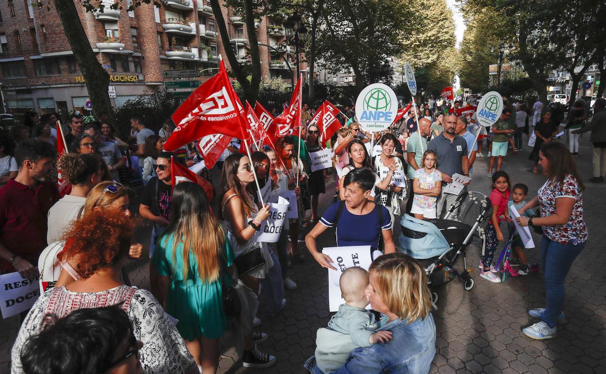 Imagen de la concentración de protesta de este jueves convocada por la Junta de Personal