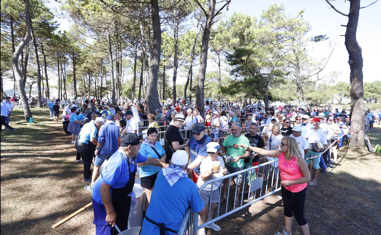 El pinar de la playa de Merón acogió a las miles de personas que acudieron para disfrutar del sorropotún