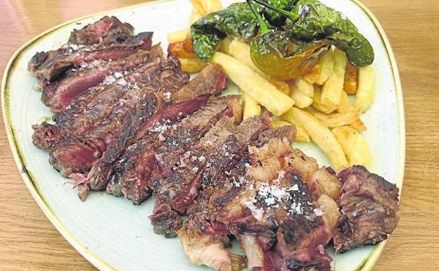 Imagen principal - Arriba, entrecot acompañado de patatas fritas y pimientos verdes. Abajo, gambas frescas de Huelva y carpaccio con láminas de entrecot con rúcula y parmesano.