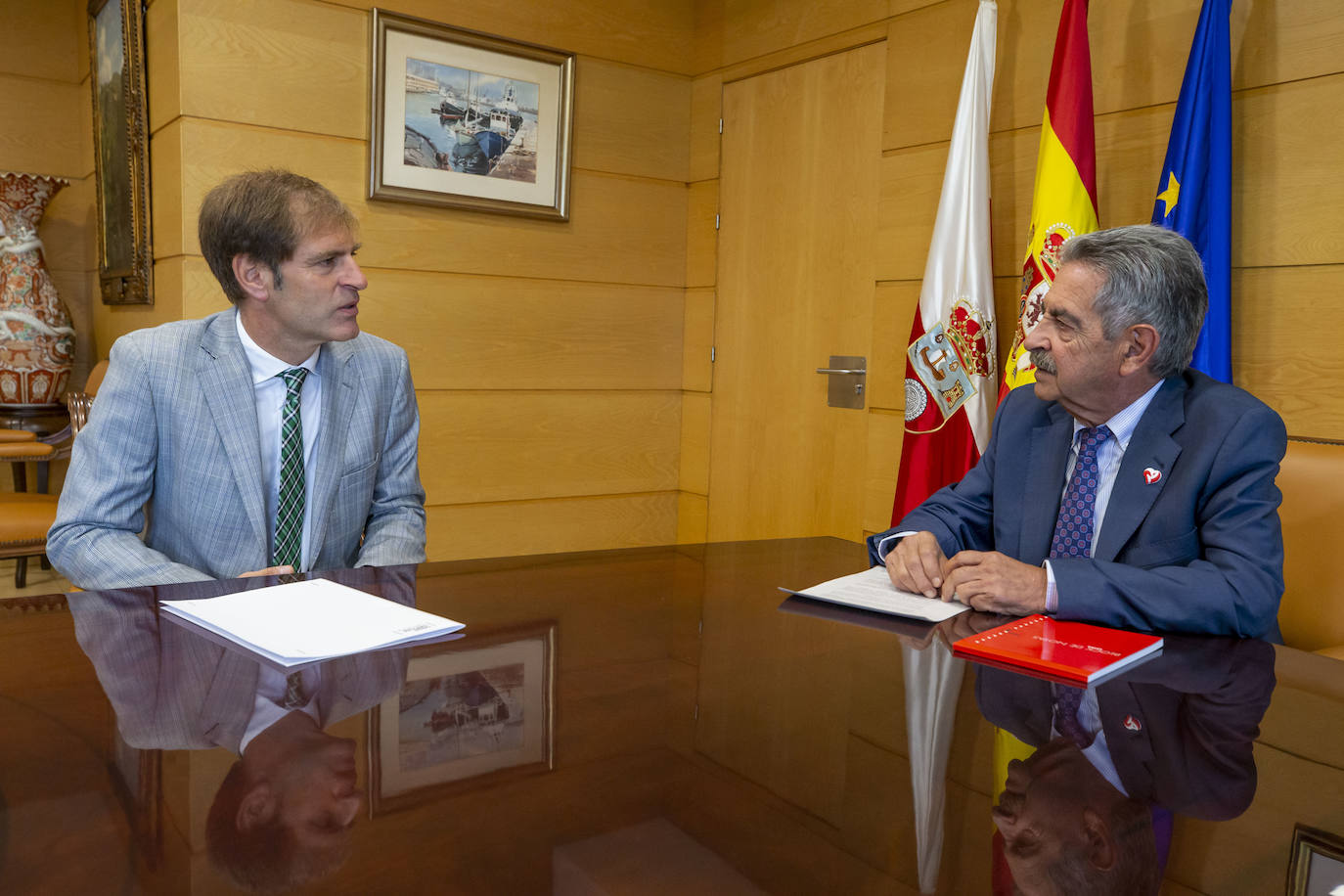 Conde (izquierda) y Revilla, en la reunión mentenida este viernes en la sede del Gobierno de Cantabria.