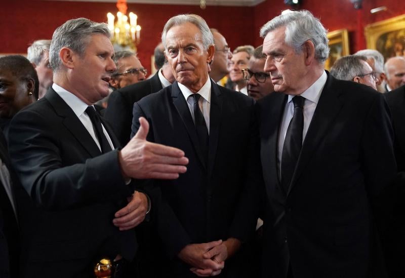 Imagen. Sir Keir Starmer habla con Tony Blair y Gordon Brown