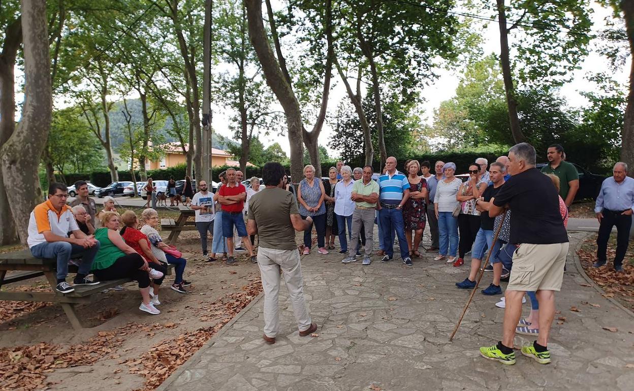 Algunos de los afectados reunidos esta en la calle Virgen del Monte, en Mogro. 