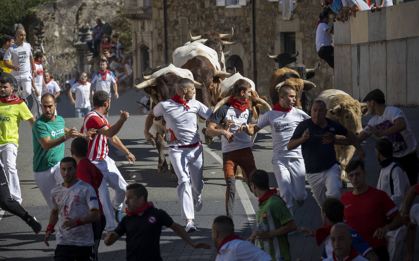 Fotos: Emocionante tercer encierro de las Fiestas de Ampuero