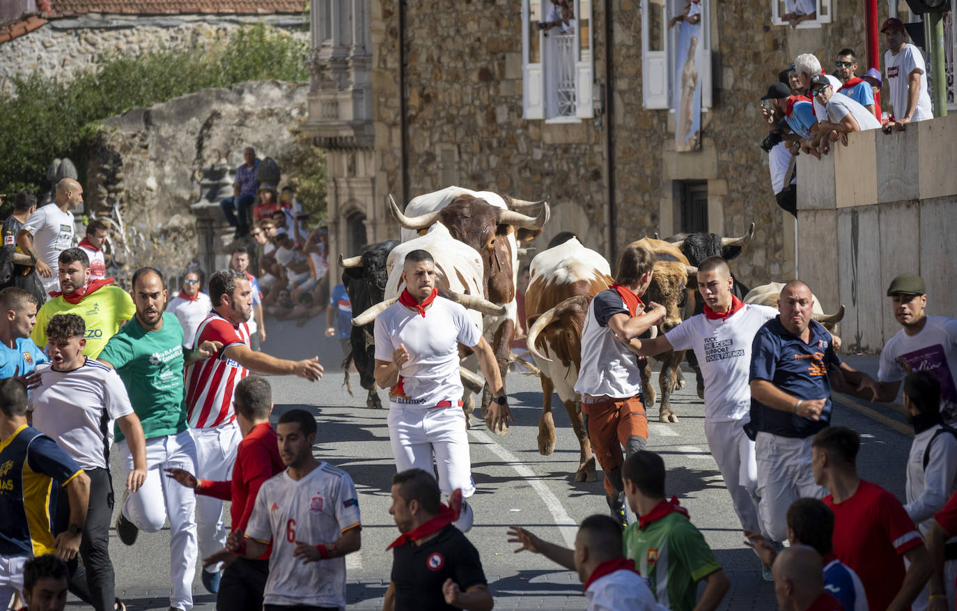 Fotos: Emocionante tercer encierro de las Fiestas de Ampuero