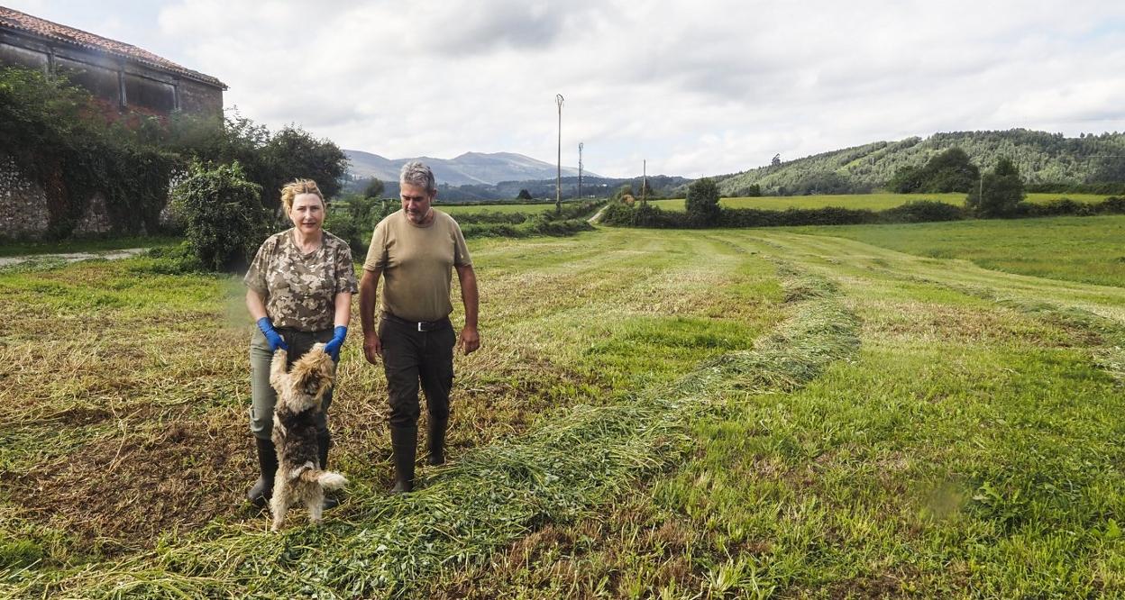 Aurora Morante Ruiz y Juan Gómez de Diego juegan con su perro Zar, esta semana, en la finca El Recreo (Campuzano), una de las afectadas por el PSIR de Las Excavadas. 