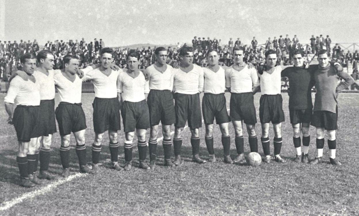 Equipo racinguista que en 1931 cayó ante el Sporting en Gijón. dm