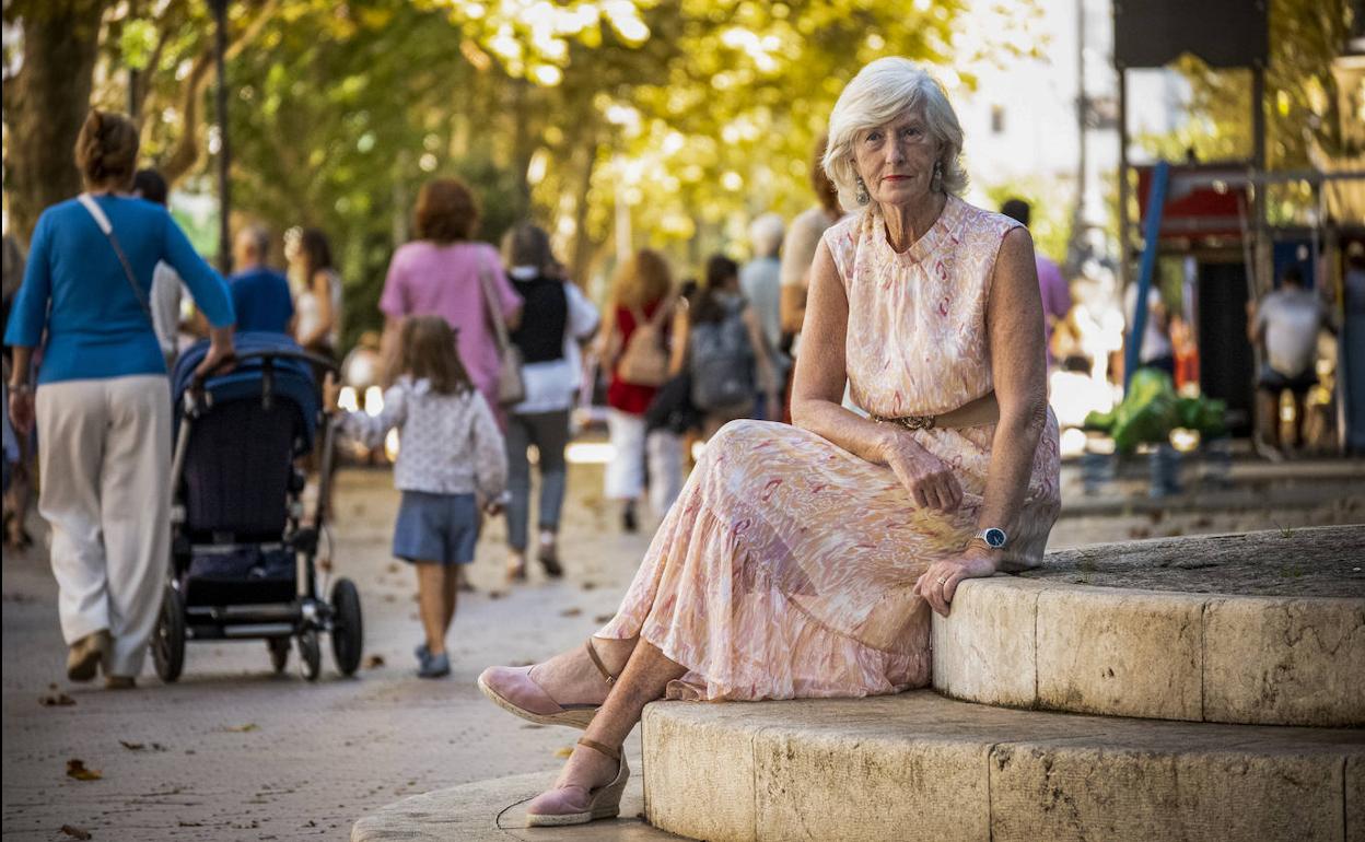 Marina Lombo posa en la Alameda, en Santander, junto a la sede de la Consejería de Educación, ubicada en el edificio de Ministerios. 