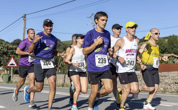 Imagen principal - Sigueni y Martín triunfan en la media maratón Bajo Pas