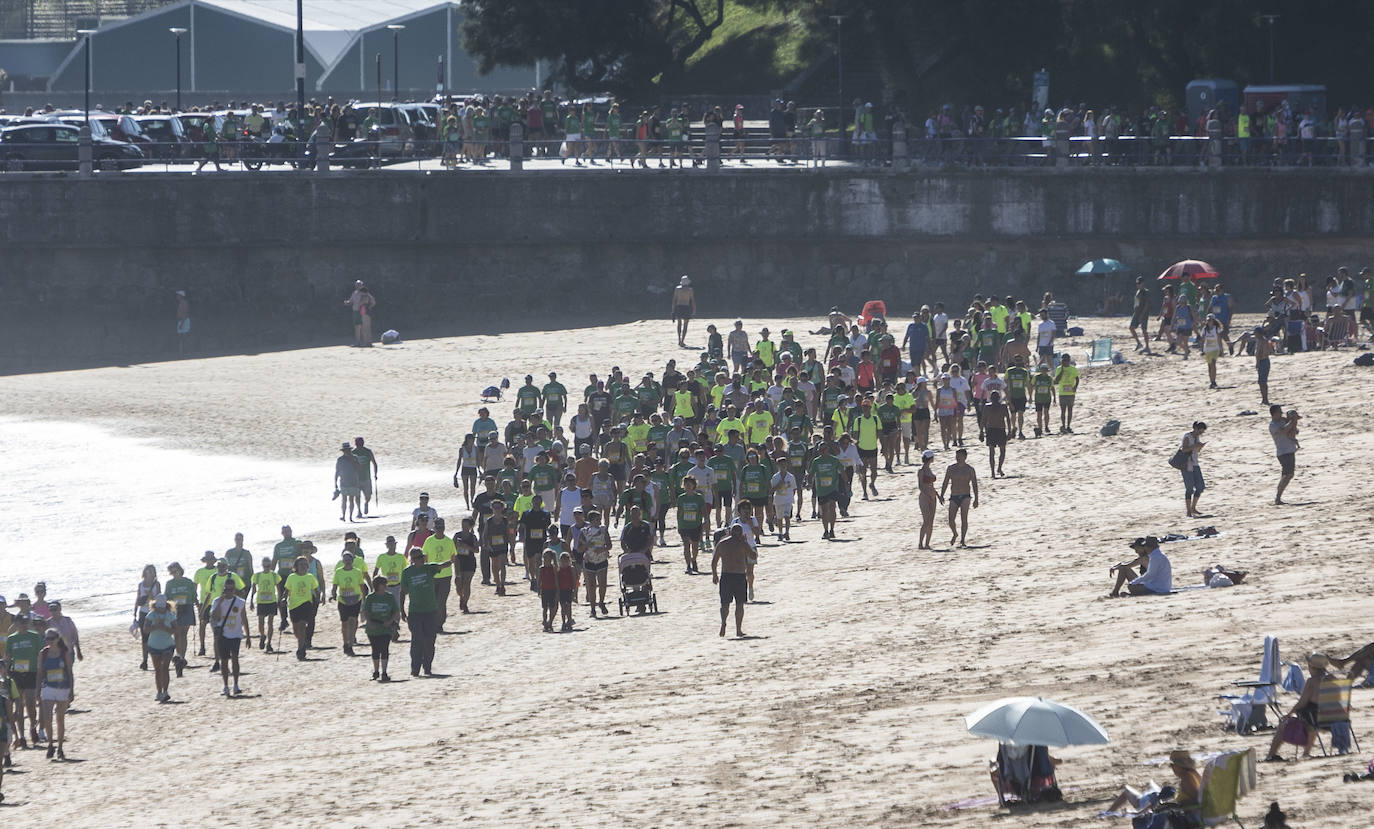 Fotos: Multitudinaria Marcha de las Cinco Playas en Santander