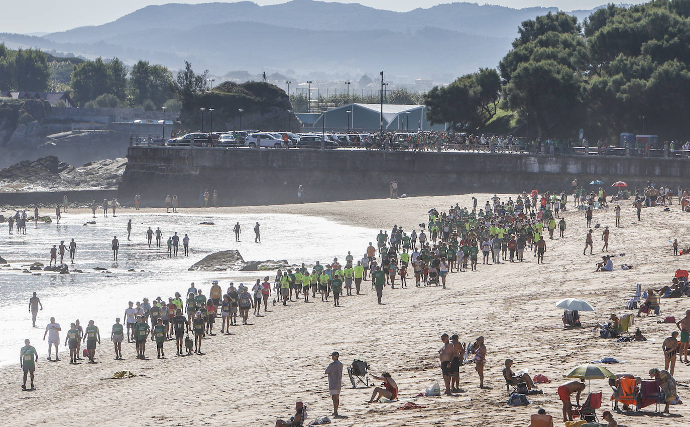 Fotos: Multitudinaria Marcha de las Cinco Playas en Santander