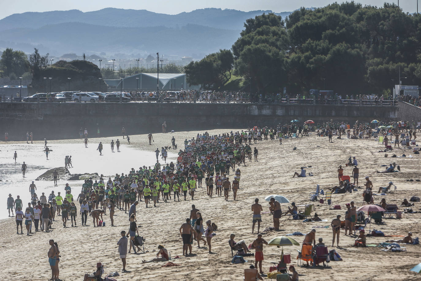 Fotos: Multitudinaria Marcha de las Cinco Playas en Santander