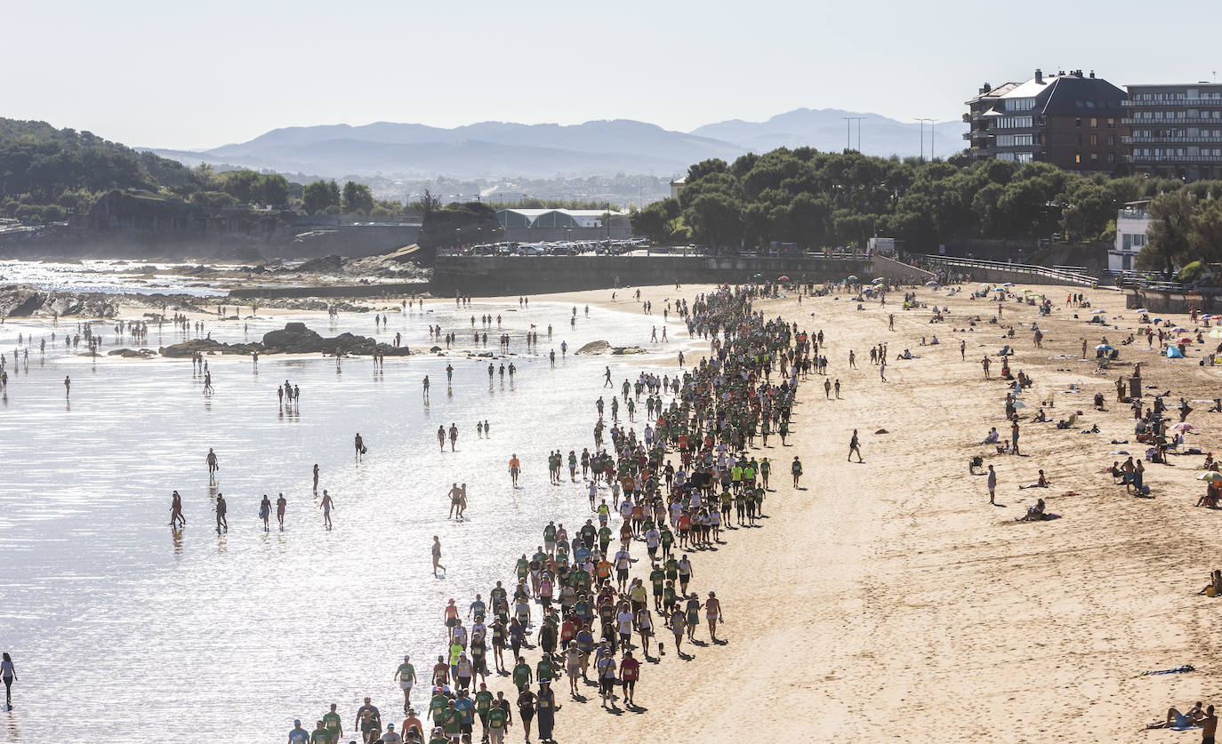 Fotos: Multitudinaria Marcha de las Cinco Playas en Santander