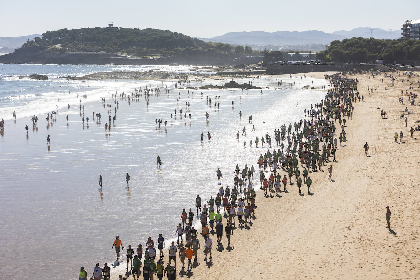 Fotos: Multitudinaria Marcha de las Cinco Playas en Santander