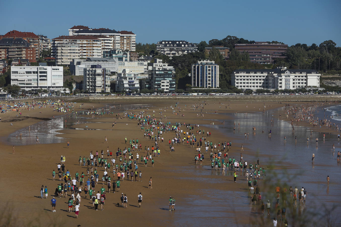 Fotos: Multitudinaria Marcha de las Cinco Playas en Santander