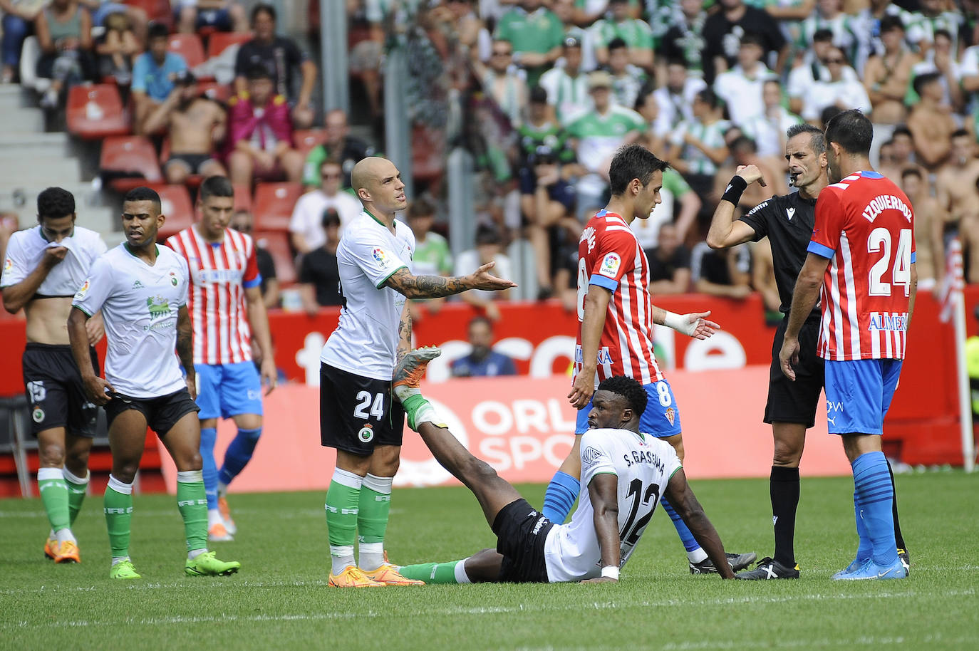 Fotos: Imágenes del partido Sporting-Racing en El Molinón