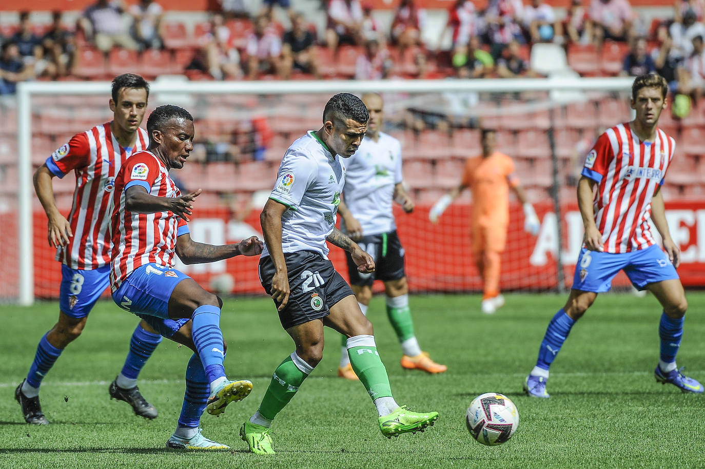 Fotos: Imágenes del partido Sporting-Racing en El Molinón