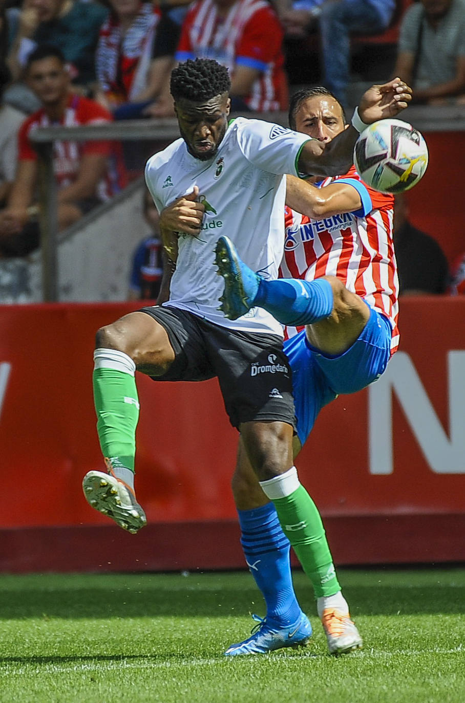 Fotos: Imágenes del partido Sporting-Racing en El Molinón