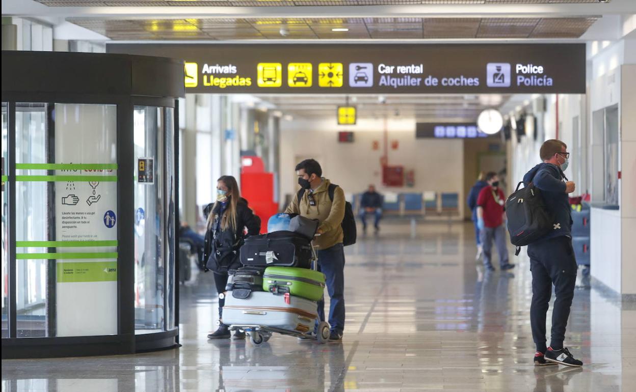 Usuarios en las instalaciones del aeropuerto Seve Ballesteros.