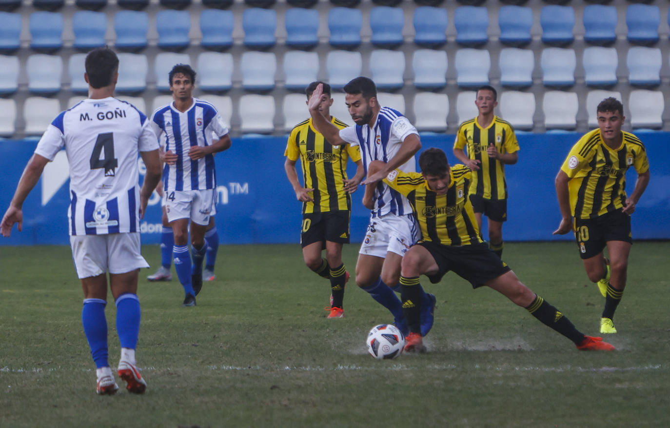 Miguel Gándara pugna por la pelota en un lance del partido de este domingo en El Malecón. 