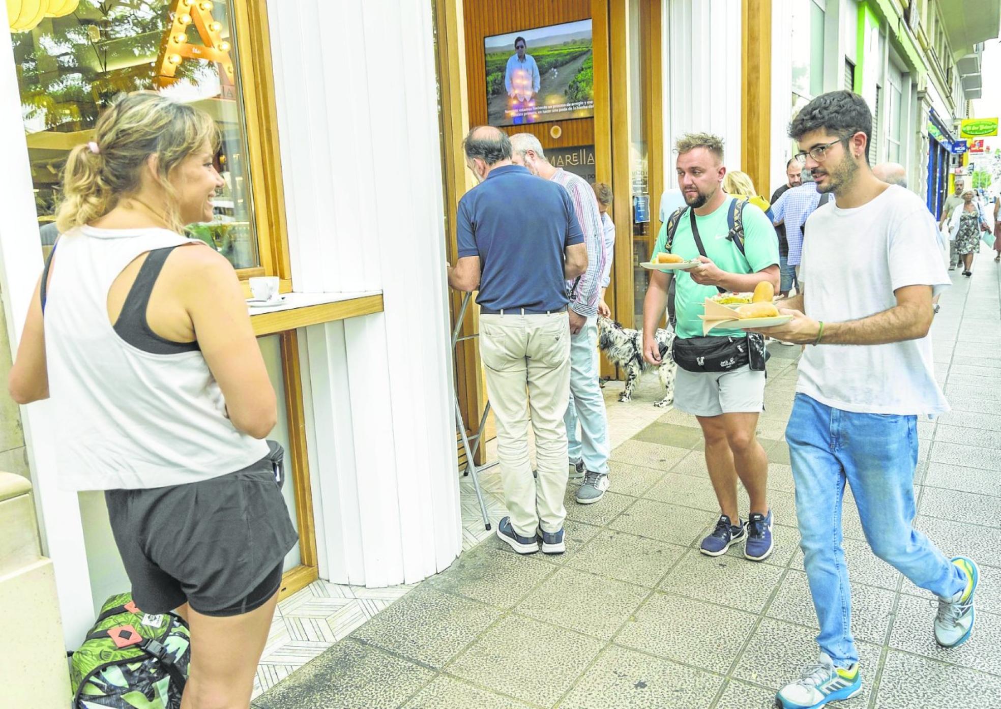 Hasta arriba. El Amarella, un bar del centro de Santander, se llena todos los días en la hora punta de los desayunos. 